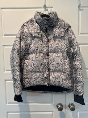Varley Highland Puffer Jacket Contrast Snake Black & White Womens size Medium